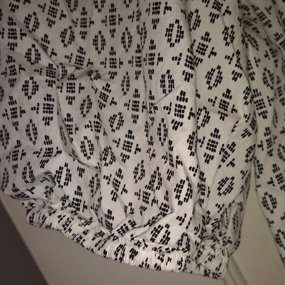 Black and White patterned top - Picture 4 of 5